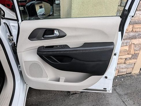 Used 2024 Chrysler Pacifica Touring-L FWD image 30