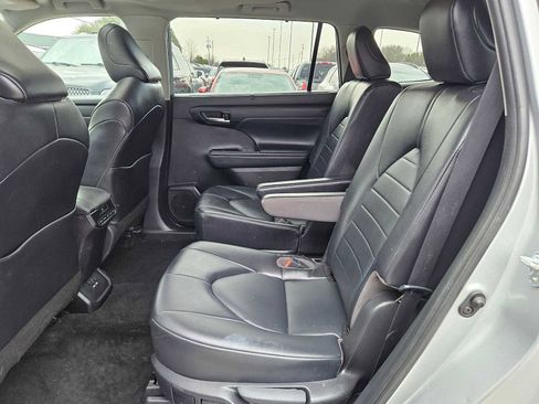 Used 2021 Toyota Highlander XLE image 18
