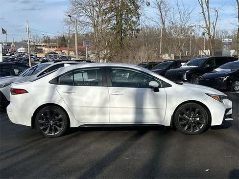 Used 2023 Toyota Corolla SE image 3