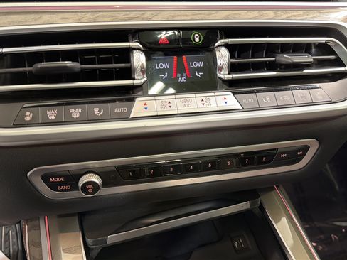Used 2022 BMW X7 M50i w/ Dynamic Handling Package AWD/4WD image 18