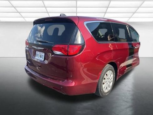 Used 2018 Chrysler Pacifica L FWD image 9