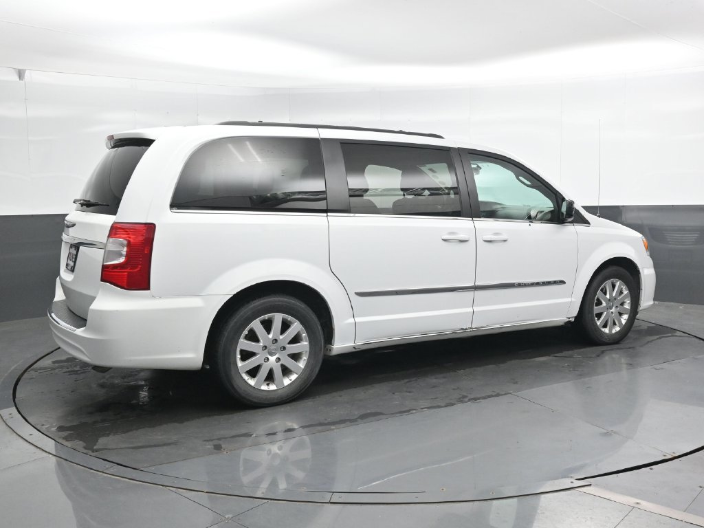 Used 2016 Chrysler Town & Country Touring FWD image 2