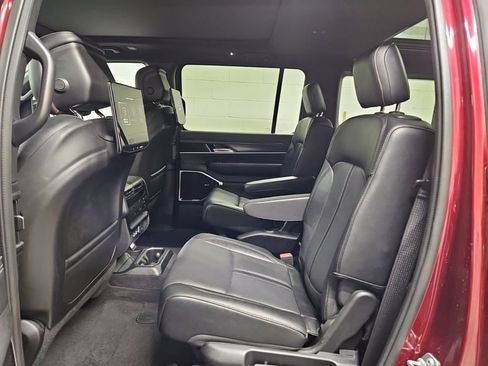 Used 2024 Jeep Wagoneer Series III w/ Premium Group I AWD/4WD image 2