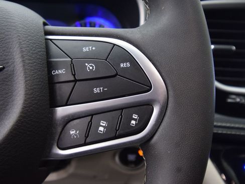 Used 2022 Chrysler Pacifica Touring-L image 36