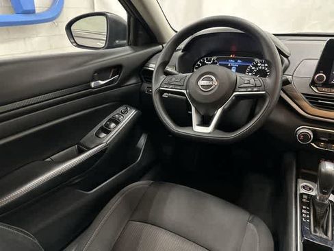 Used 2024 Nissan Altima 2.5 SV FWD image 12