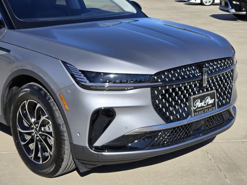 Used 2024 Lincoln Nautilus Premier image 5