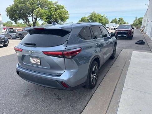 Used 2020 Toyota Highlander XLE FWD image 3