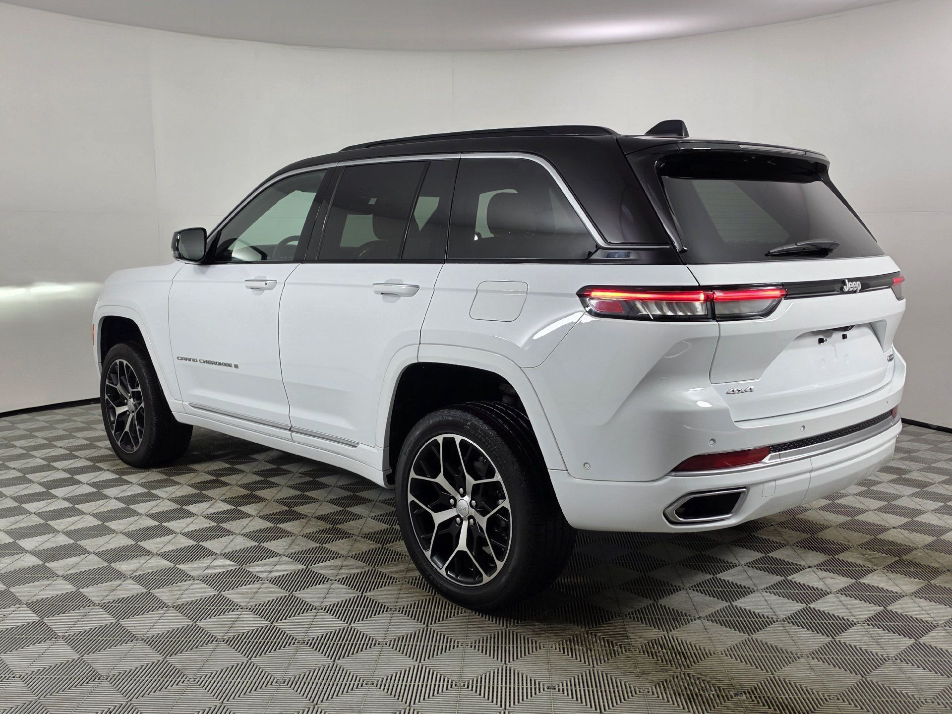 Used 2024 Jeep Grand Cherokee Summit AWD/4WD image 44