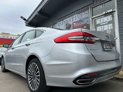 Used 2017 Ford Fusion SE w/ Fusion SE Technology Package image 4