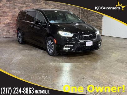 Used 2025 Chrysler Pacifica Select