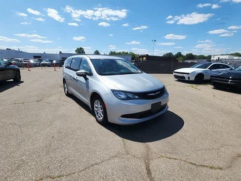 Certified 2023 Chrysler Voyager LX FWD image 5