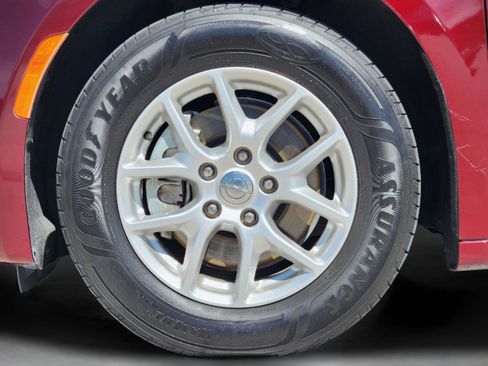 Used 2017 Chrysler Pacifica Touring image 11