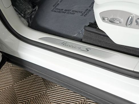 Certified 2023 Porsche Macan S image 16