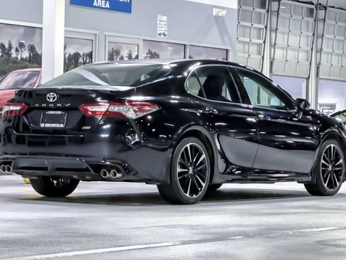 Used 2018 Toyota Camry XSE FWD image 9