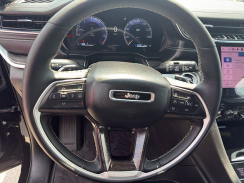 Used 2025 Jeep Grand Cherokee Limited AWD/4WD image 16