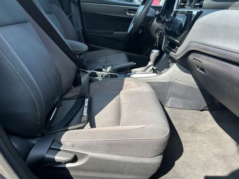 Used 2018 Toyota Corolla LE image 19