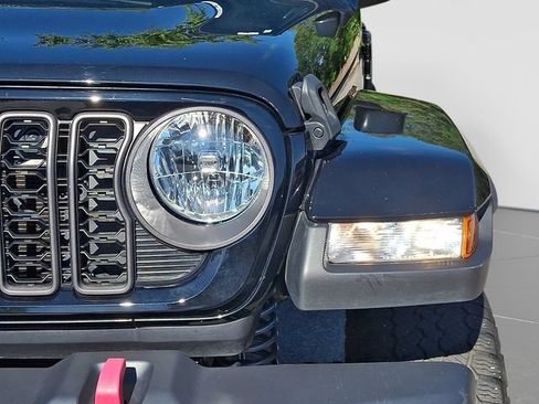 Used 2024 Jeep Gladiator Sport AWD/4WD image 11