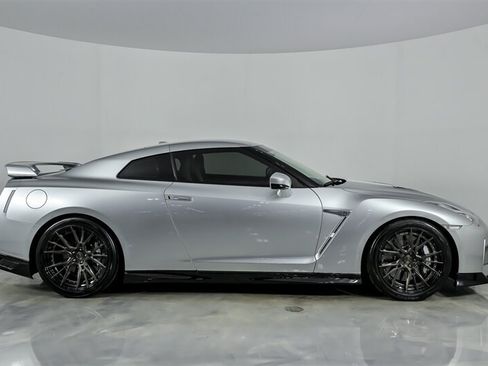 Used 2020 Nissan GT-R Premium AWD/4WD image 14