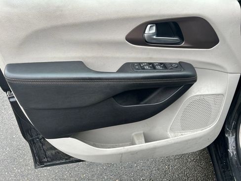 Used 2017 Chrysler Pacifica Touring-L Plus image 15