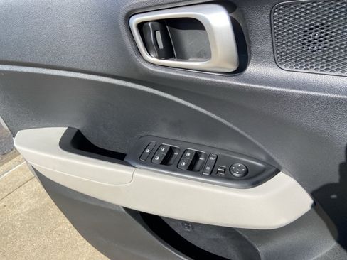 Used 2025 Hyundai Venue SEL FWD image 47