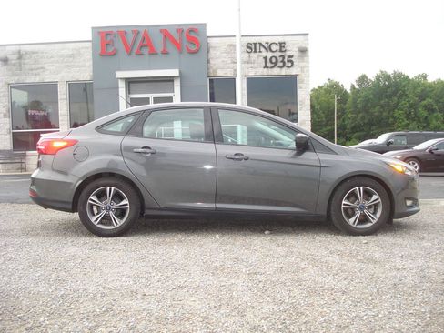 Used 2018 Ford Focus SE w/ SE Appearance Package FWD image 1