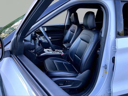 Used 2024 Ford Explorer XLT w/ Equipment Group 202A RWD image 15