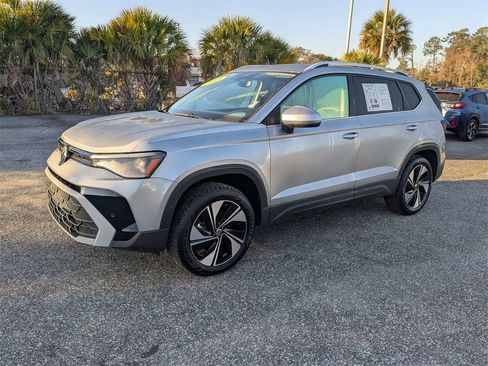 Used 2025 Volkswagen Taos SE image 8