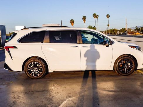 Used 2024 Toyota Sienna XSE w/ XSE Plus Package image 12