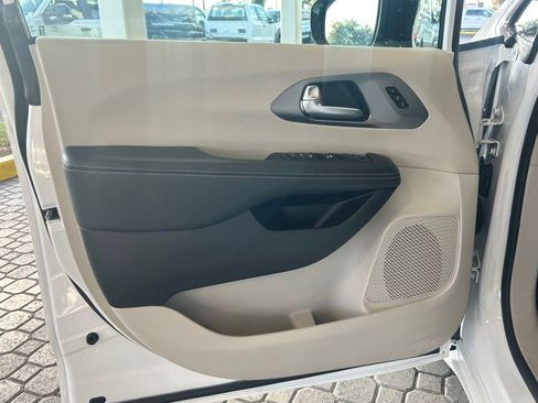 Used 2024 Chrysler Pacifica Touring-L image 36
