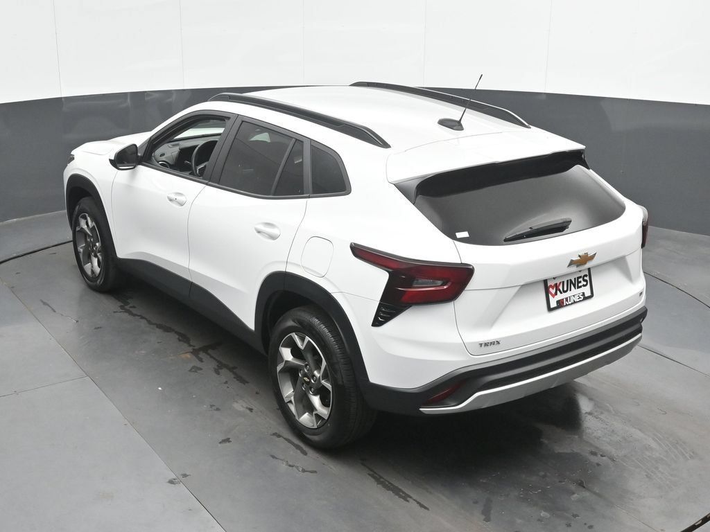 Used 2025 Chevrolet Trax LT w/ LT Convenience Package FWD image 40