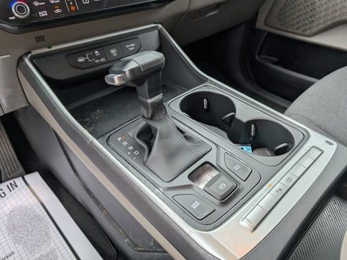 Used 2025 Kia Carnival LX FWD image 18