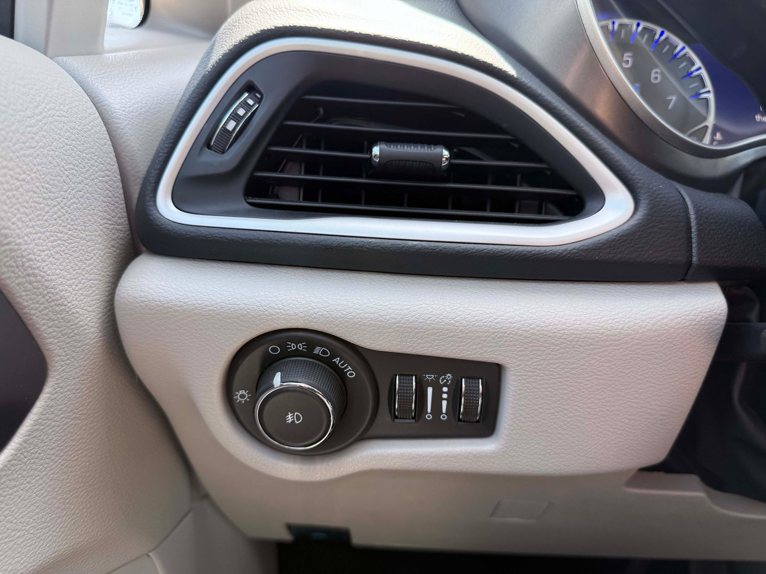 Used 2024 Chrysler Pacifica Touring-L FWD image 16