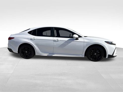 Used 2025 Toyota Camry SE w/ Convenience Package image 8