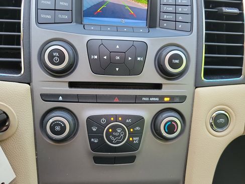 Used 2018 Ford Taurus SE FWD image 17