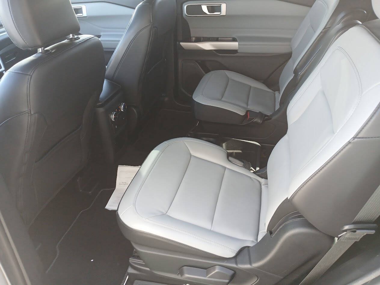 Used 2021 Ford Explorer XLT w/ Equipment Group 202A AWD/4WD image 13