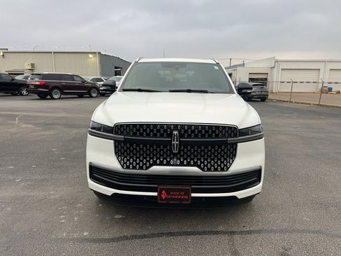 New 2026 Lincoln Navigator Reserve image 2