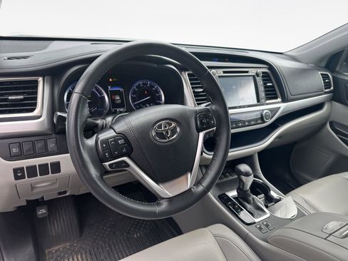 Used 2019 Toyota Highlander XLE AWD/4WD image 10