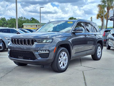 Used 2022 Jeep Grand Cherokee Limited w/ Luxury Tech Group II AWD/4WD image 3