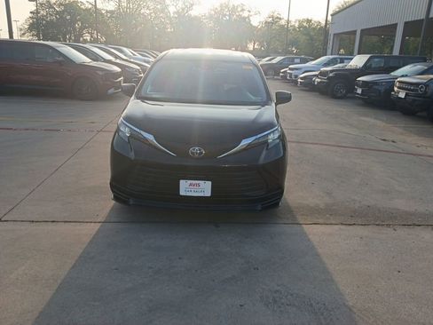 Used 2025 Toyota Sienna LE image 5
