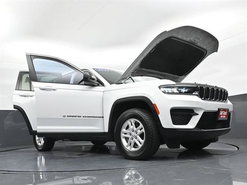 Used 2023 Jeep Grand Cherokee Laredo AWD/4WD image 46