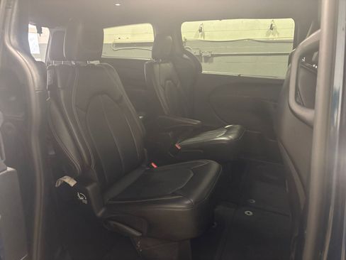 Used 2025 Chrysler Pacifica Select image 40