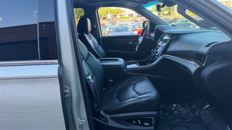 Used 2017 Cadillac Escalade ESV Luxury AWD/4WD image 4