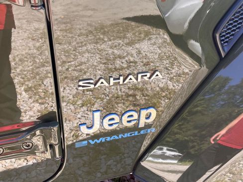 Used 2024 Jeep Wrangler Unlimited Sahara w/ Technology Group AWD/4WD image 13