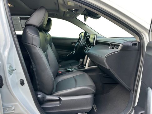 Used 2022 Toyota Corolla Cross XLE w/ Convenience Package image 16