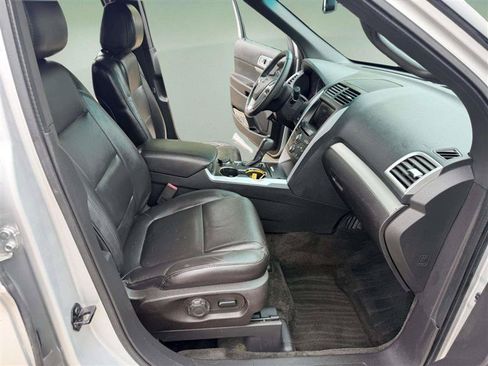 Used 2015 Ford Explorer XLT w/ Equipment Group 202B AWD/4WD image 27