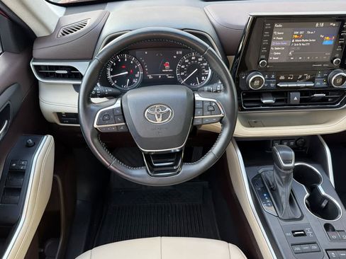 Used 2021 Toyota Highlander XLE AWD/4WD image 16