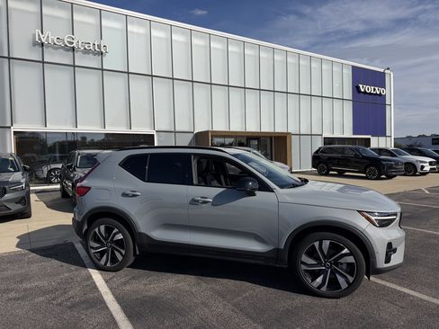 Used 2024 Volvo XC40 B5 Ultimate w/ Protection Package Premier AWD/4WD image 3