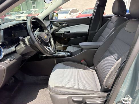 Used 2025 Chevrolet Trax LT w/ LT Convenience Package FWD image 11