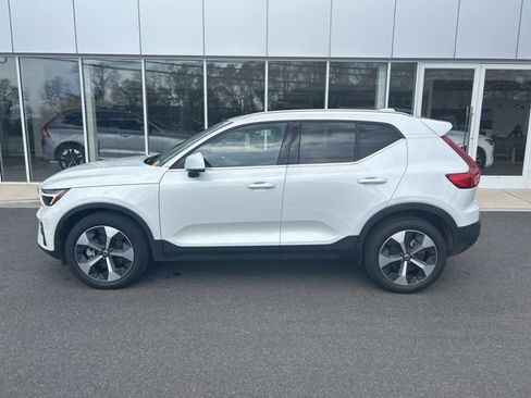 Certified 2025 Volvo XC40 B5 Plus AWD/4WD image 2