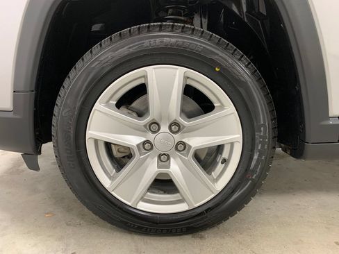 Used 2022 Jeep Compass Latitude AWD/4WD image 2